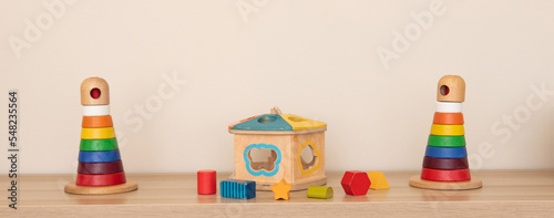 giochi colorati di legno per bambini piccoli prima infanzia photo