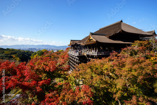 Obraz na płótnie Landscape view of Kiyomizu-dera Temple(Higashiyama) With Maple Red in Kyoto, Japan in autumn season. Red fall leaves w salonie
