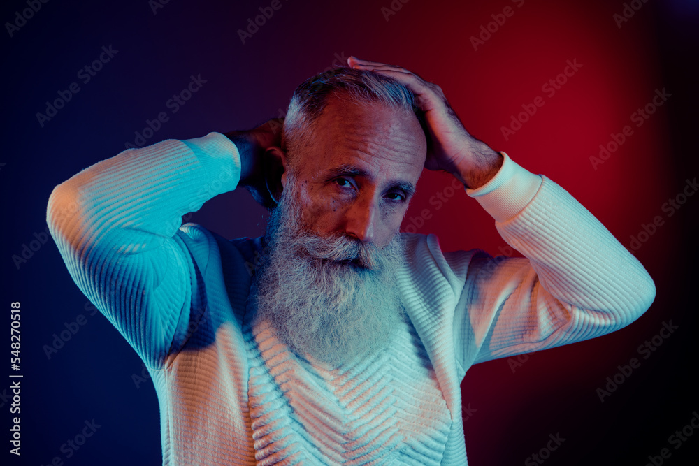 Φωτογραφία Photo of attractive eccentric boyfriend muscular hand touch new hairdo flirting