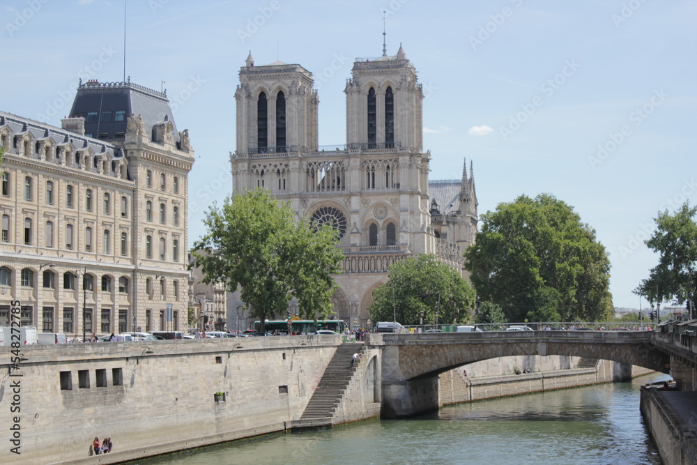 Naklejka premium notre dame cathedral city