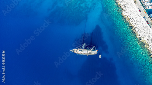 Drone footage of a boat in the cristal clear water of the ocean © Erkut