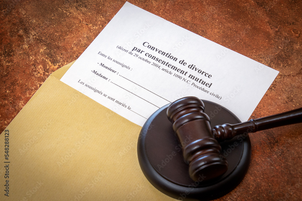 papier de convention de divorce écrit en français dan une enveloppe