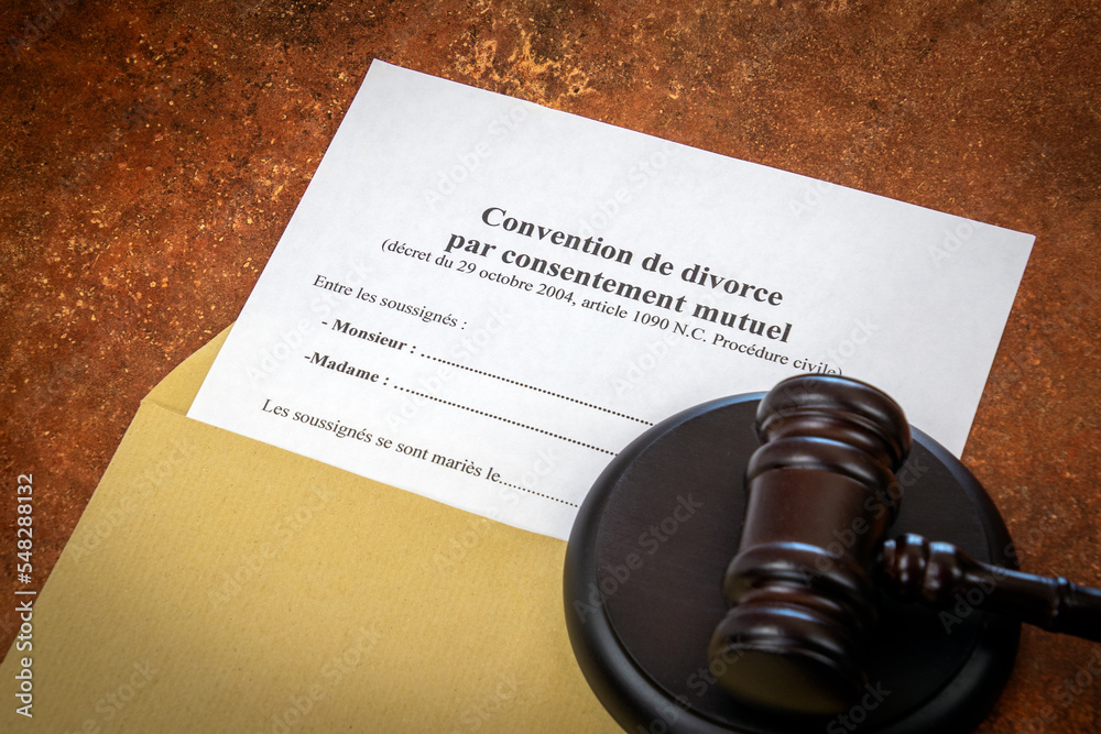 papier de convention de divorce écrit en français dan une enveloppe