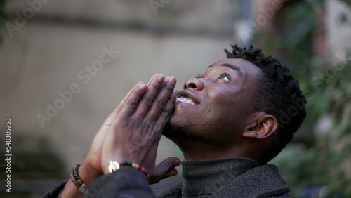 Obraz na plátně Religious young black man praying to God