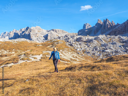Dolomiten - Wandern zu der Drei-Zinnen Hütte im Herbst