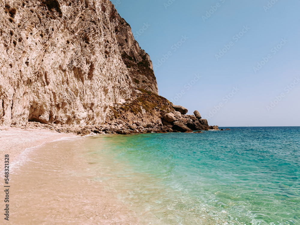 Palaiokastritsa, Comune a Corfù in Grecia. Acqua azzurra cristallina e verde smeraldo in un paradiso terrestre europeo.