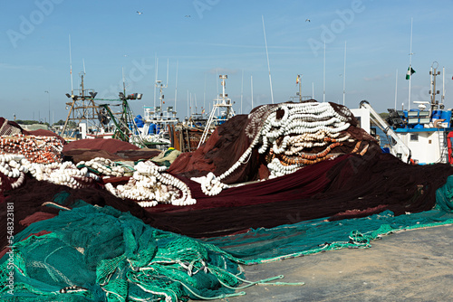 Barcos pesqueros y redes de pesca. photo