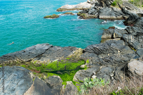 Praias do forte em volta do Forte São Mateus em Cabo Frio, com muitas rochas e a água azul do mar correndo entre elas.