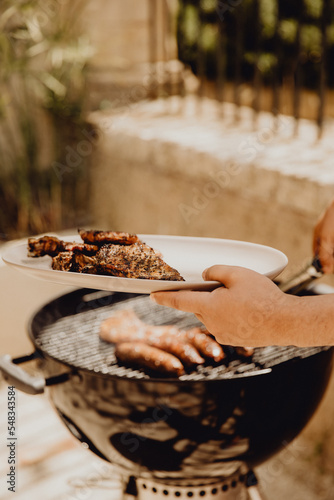 Faire griller la viande au barbecue pour le déjeuner photo