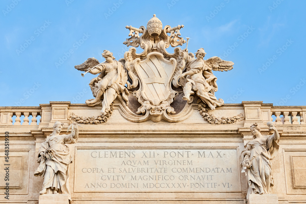 Foto de Trevi Fountain coat of arms with an inscription, Rome, Italy