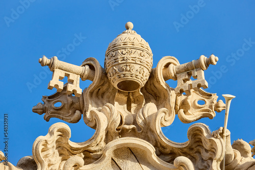 Trevi Fountain coat of arms, Rome, Italy. Details of the papal coat of arms of Pope Clement XII on the top of Fontana di Trevi with crossed keys of Saint Peter.