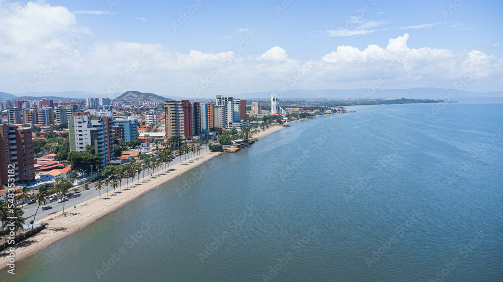 Drone photos (overhead view) of Cerro el Morro, Lido beach, Los Canales beach and the city of Lechería.
In the photos you can see boats navigating the coasts of Cerro El Morro from an overhead shot, a