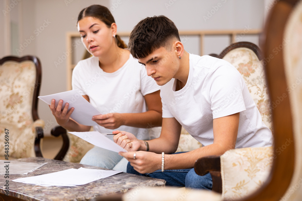 Obraz premium Female realtor helping young man fill out paperwork