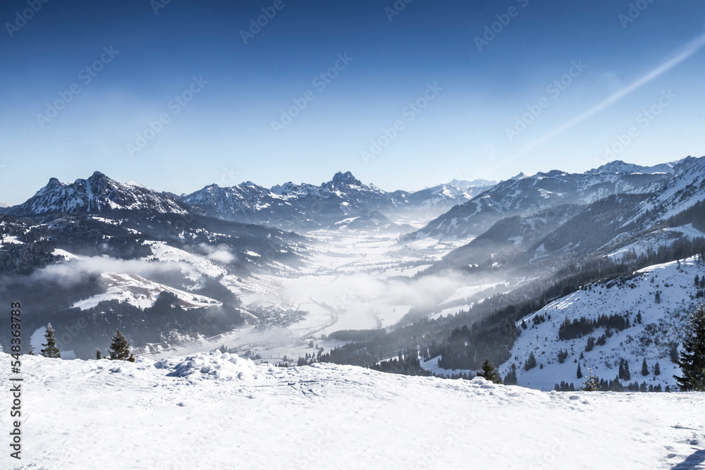 Österreich, Tirol, Wannenjoch, Blick auf das Tannheimer Tal im Winter