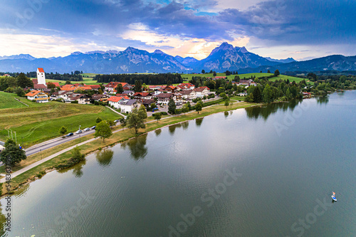 Deutschland, Bayern, Allgäu, Luftaufnahme vom Hopfensee mit Standup-Paddler © mmphoto