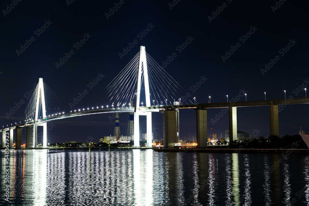 Obraz premium ライトアップされた新湊大橋 富山県射水市 Illuminated Shinminato Bridge. Toyama prefecture. Imizu city.