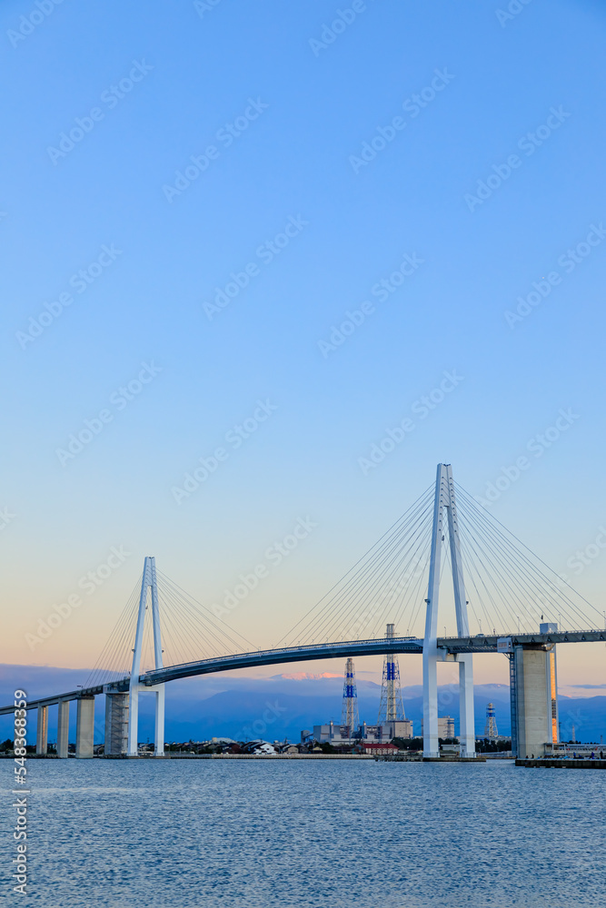 夕暮れの新湊大橋　富山県射水市　Shinminato Bridge at dusk. Toyama Prefecture Imizu city.