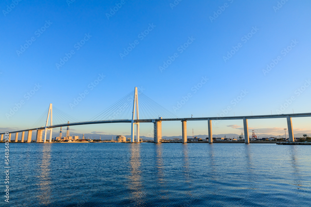 Fototapeta premium 夕方の新湊大橋 富山県射水市 Shinminato Bridge in the evening. Toyama Prefecture Imizu city.