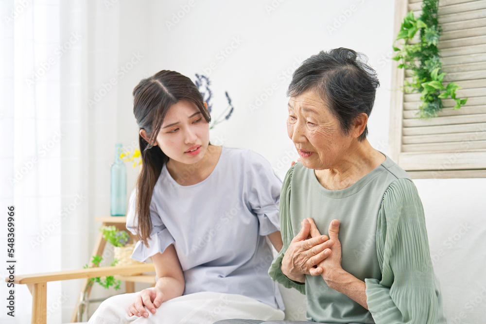 家で胸が痛む高齢者女性 Stock Photo | Adobe Stock