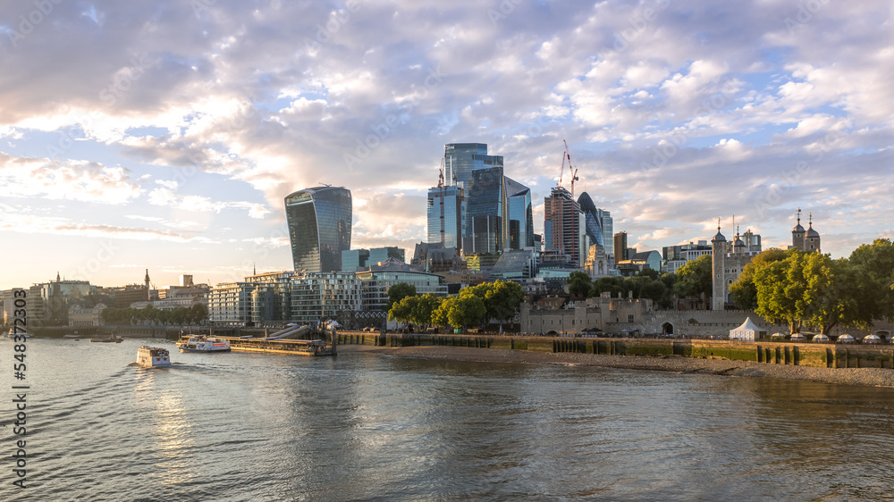 Obraz premium Sunset over London, a view on UK capital, the mixture of modern, classical and business architecture