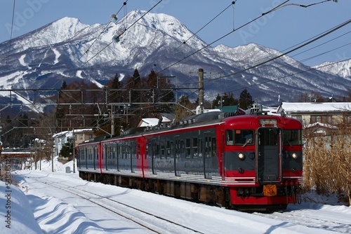 通勤電車 しなの鉄道115系と雪の黒姫山