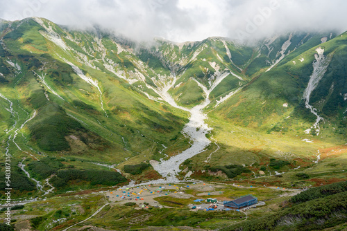 目の前に広がる壮大な山の景色