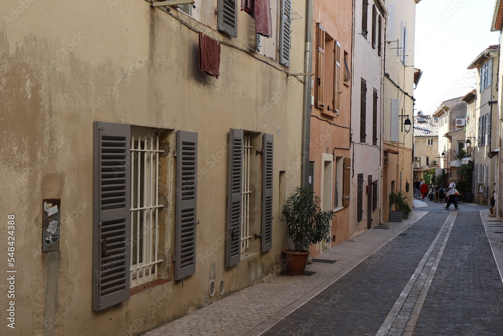 Fototapeta premium Rue typique, ville de Cassis, département des Bouches du Rhône, France
