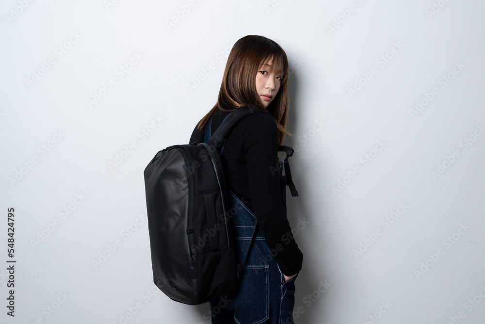 バッグを持った女性 バッグを持った女性