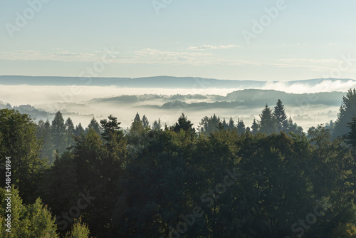 Poranne chmury nad zalewem Solińskim, mglisty wschód słońca w górach, mgła w dolinach. Bieszczady we mgle, Karpaty,