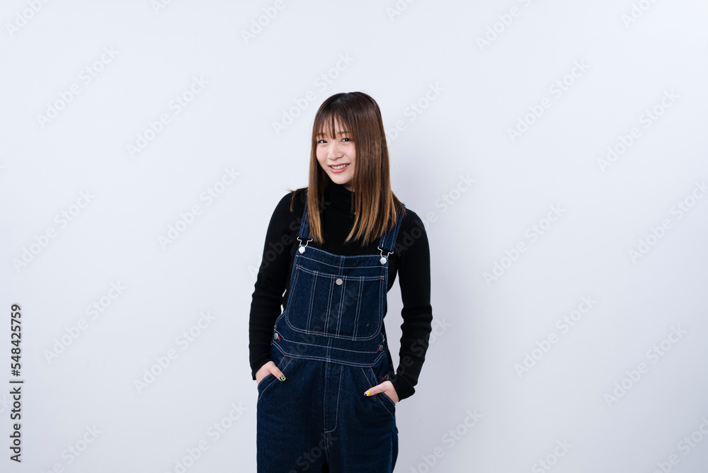 デニムのオーバーオールを着た女性 デニムのオーバーオールを着た女性