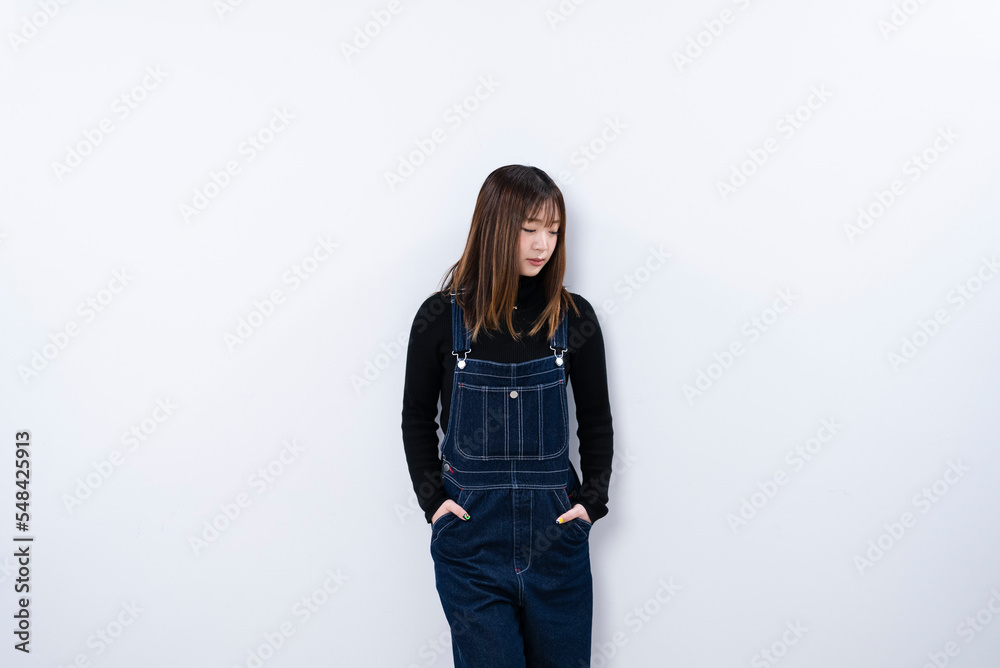 オーバーオールを着た女性