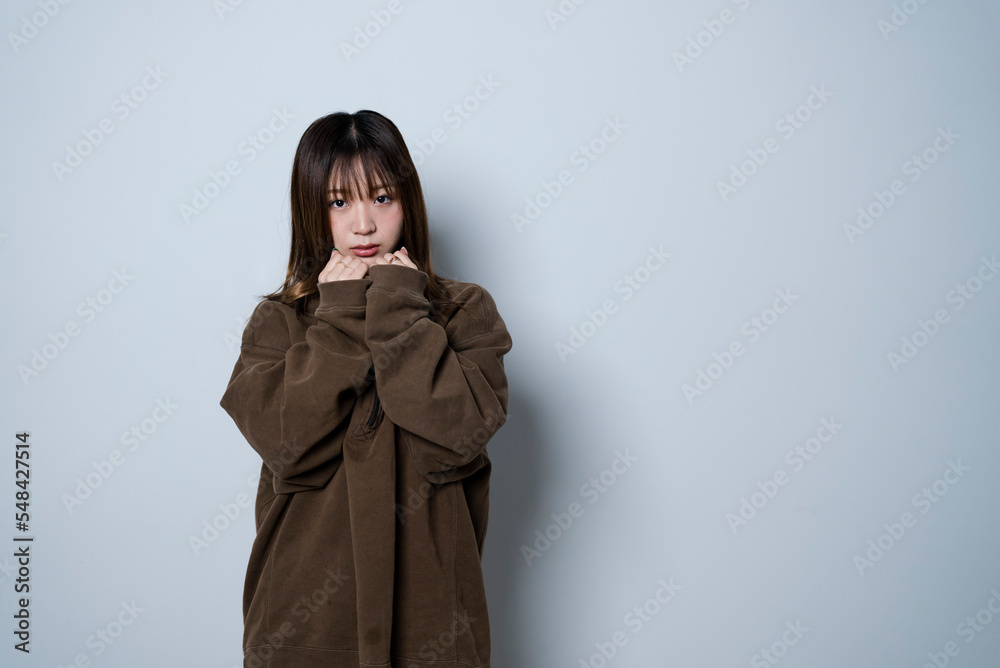 秋冬の服を着た女性 秋冬の服を着た女性