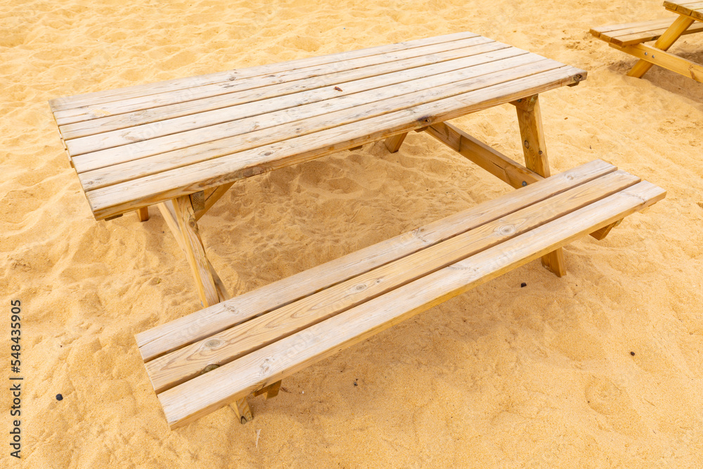 Mesa de picnic de madera en una playa (arena, viajes, vacaciones, relax, aventura, al aire libre)