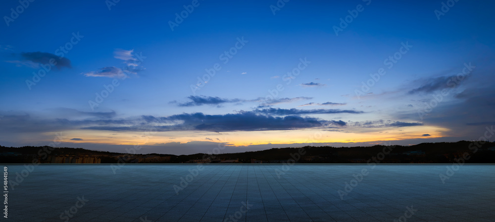 Obraz premium Empty floor with dramatic suset sky