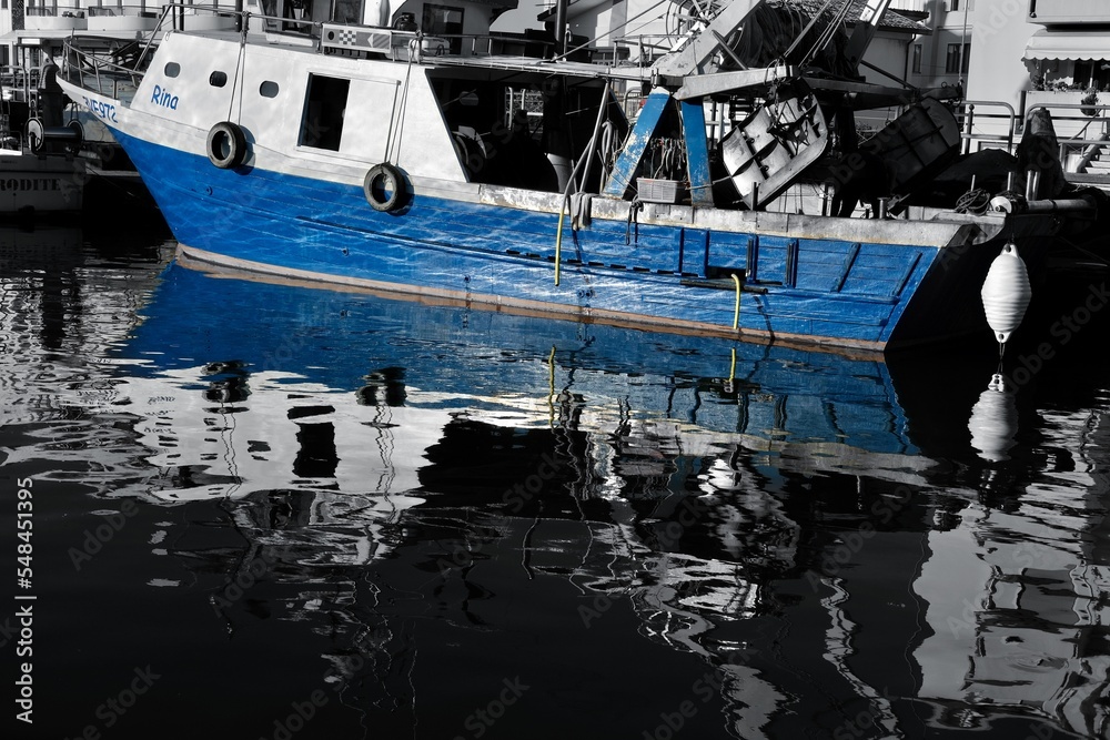 barca colorata e sfondo bianco e nero barca colorata e sfondo bianco e nero