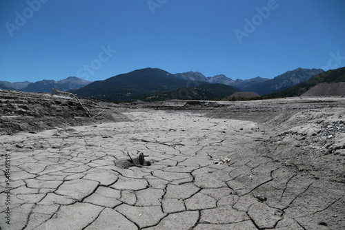 Foto Ausgetrocknete See Landschaft am Lac Serre Proncon in den französischen Alpen