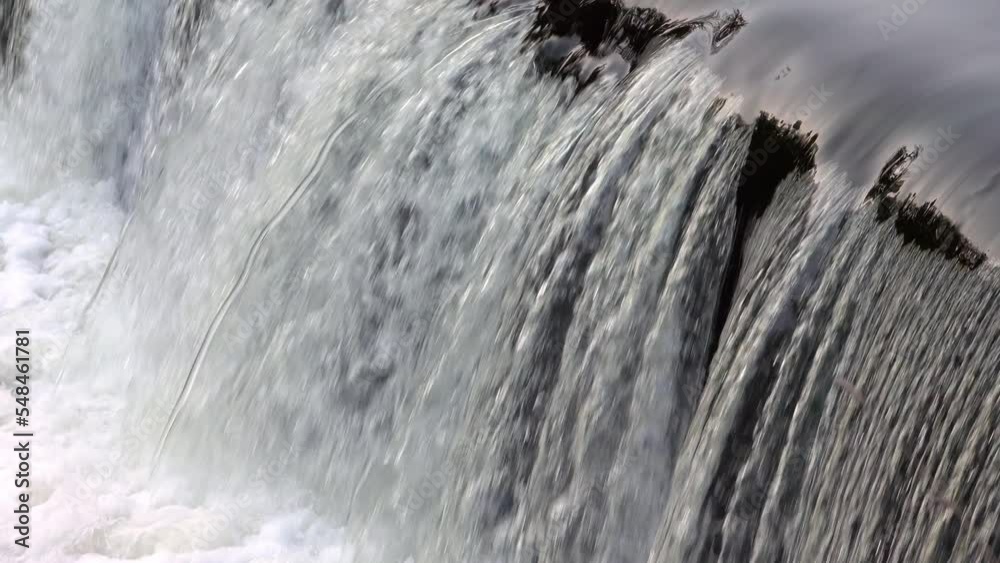 Wehr einer Wasserkraftanlage
