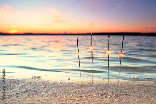 Photography brennende Wunderkerzen am See