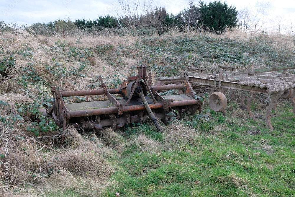 FU 2022-02-19 BeetFeld 18 Im vertrockneten Gras steht ein altes Landwirtschaftliches Gerät