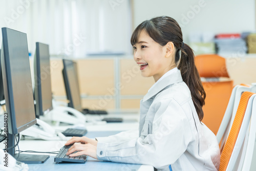 Obraz na płótnie 作業着を着た日本人女性