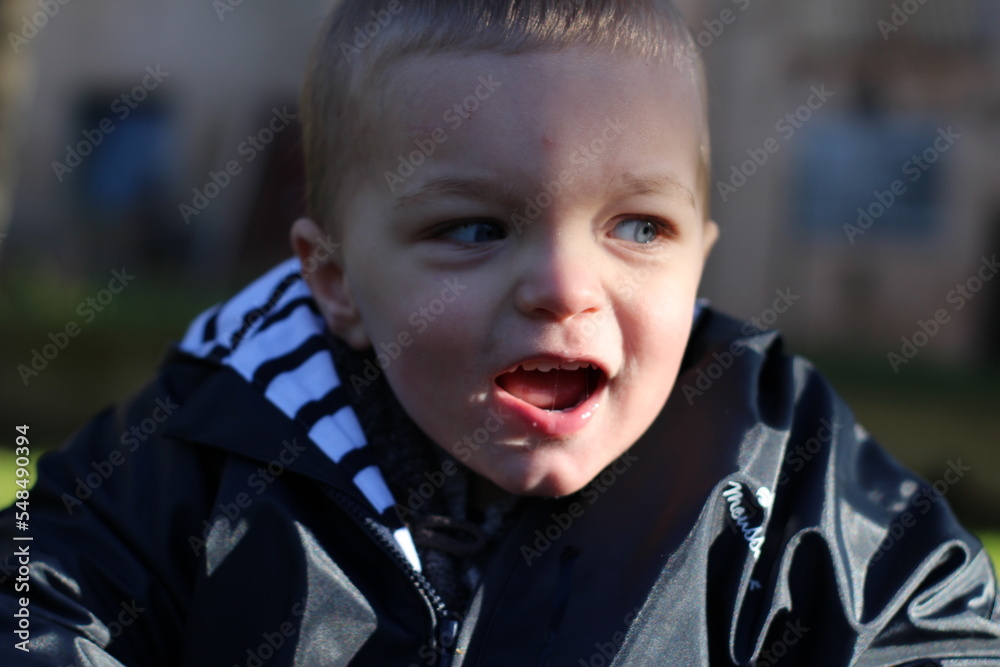 petit garçon blond jouant dans une cours de récréation petit garçon blond jouant dans une cours de récréation