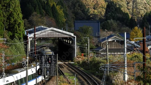 冬の到来を前に北陸本線を試運転するキヤ143形気動車 photo