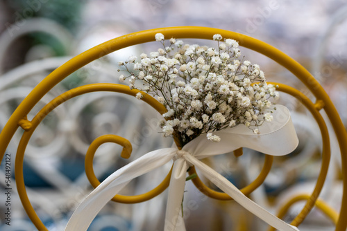 Stuhl auf Hochzeit mit Blumendeko 