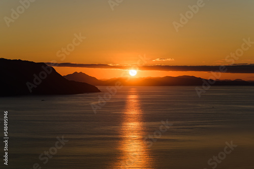 日本海の夕陽が沈む風景シーン