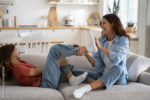 Fotografi Laughing mom and daughter have fun as best friends spending time together for happy family life