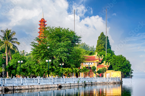 Fotografia Tran Quoc ancient pagoda was built in 541 in the Early Ly Dynasty