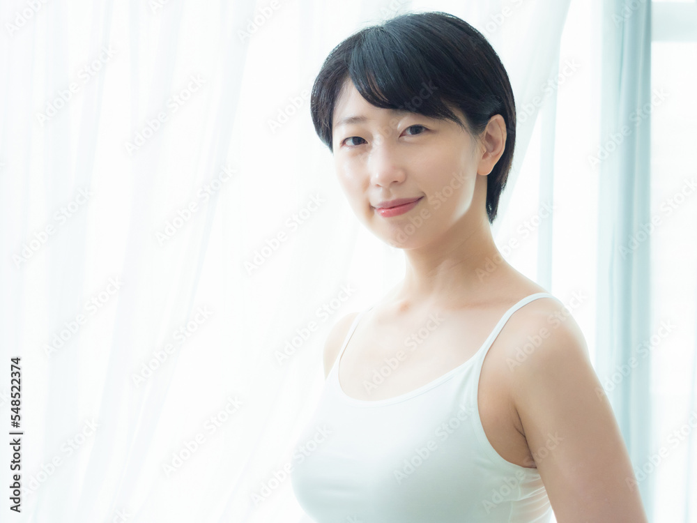 朝の光の中の女性 朝の光の中の女性