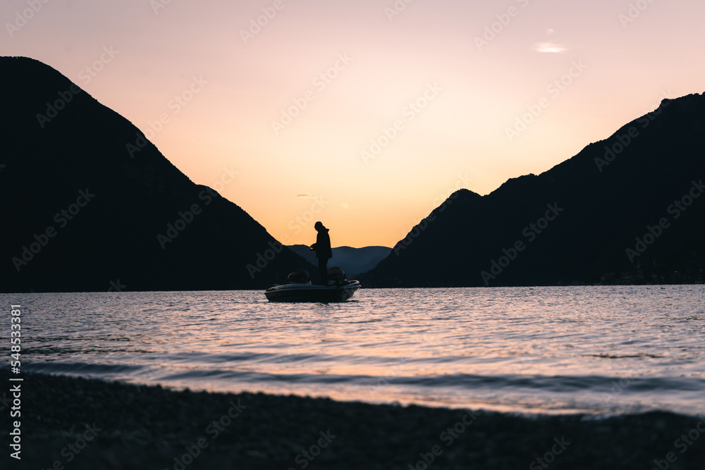 Sonnenuntergang am Luganersee bei Porlezza mit fischer Sonnenuntergang am Luganersee bei Porlezza mit fischer