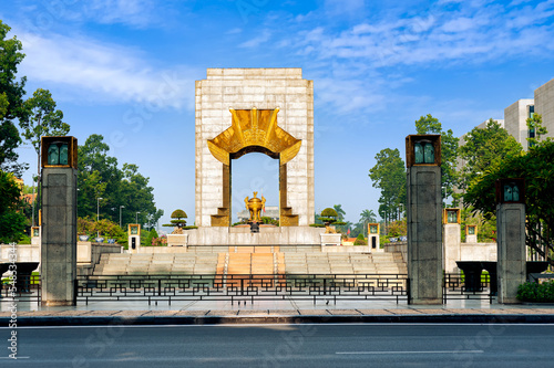 Murais de parede National monument to Heroes and Martyrs in Hanoi, Vietnam