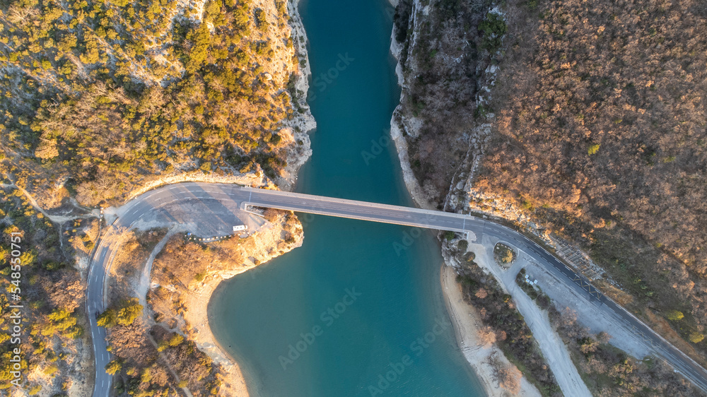 Le pont du Galetas, dans les Gorge du Verdon, face au lac de Sainte